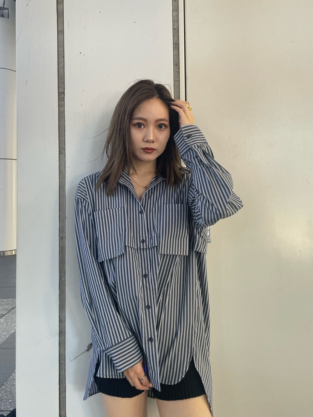 その他のシャツ/ブラウス、ブラック系のその他パンツ、ブラック系のブーツを着用したレディースの秋コーディネートの7枚目の写真