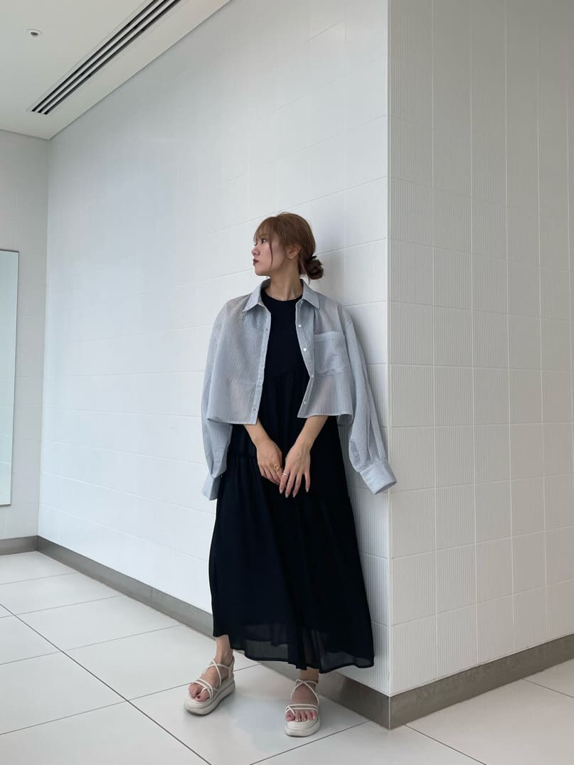 ブラック系のワンピースを着用したレディースの夏コーディネートの9枚目の写真