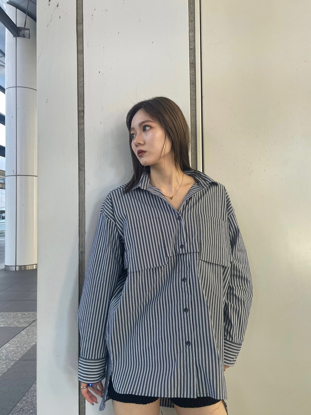 その他のシャツ/ブラウス、ブラック系のその他パンツ、ブラック系のブーツを着用したレディースの秋コーディネートの5枚目の写真