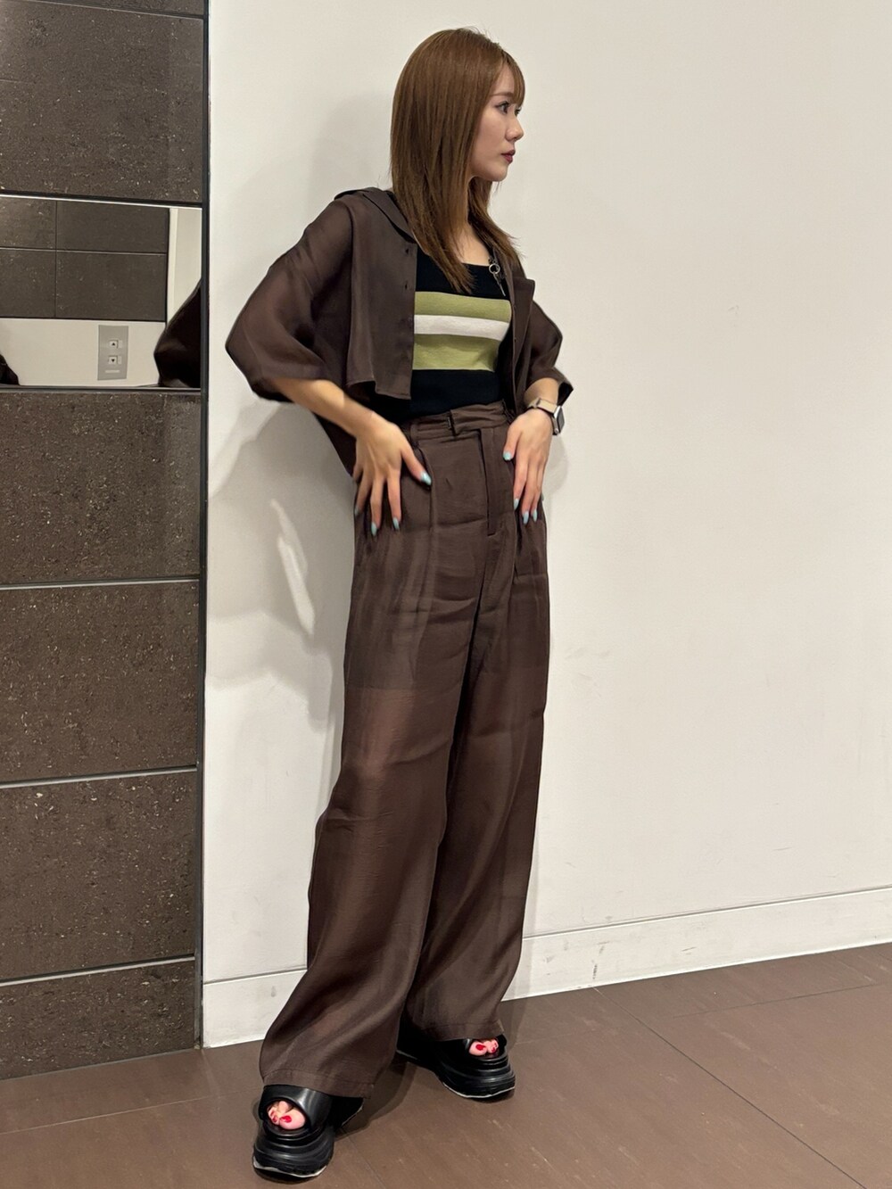 ブラウン系のその他パンツ、ブラック系のサンダル、ブラウン系のシャツ/ブラウスを着用したレディースの夏コーディネートの2枚目の写真