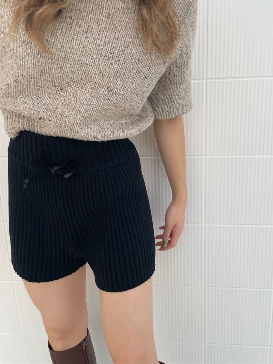 ブラック系のその他パンツ、ブラウン系のブーツ、ホワイト系のニット/セーターを着用したレディースの夏コーディネートの4枚目の写真