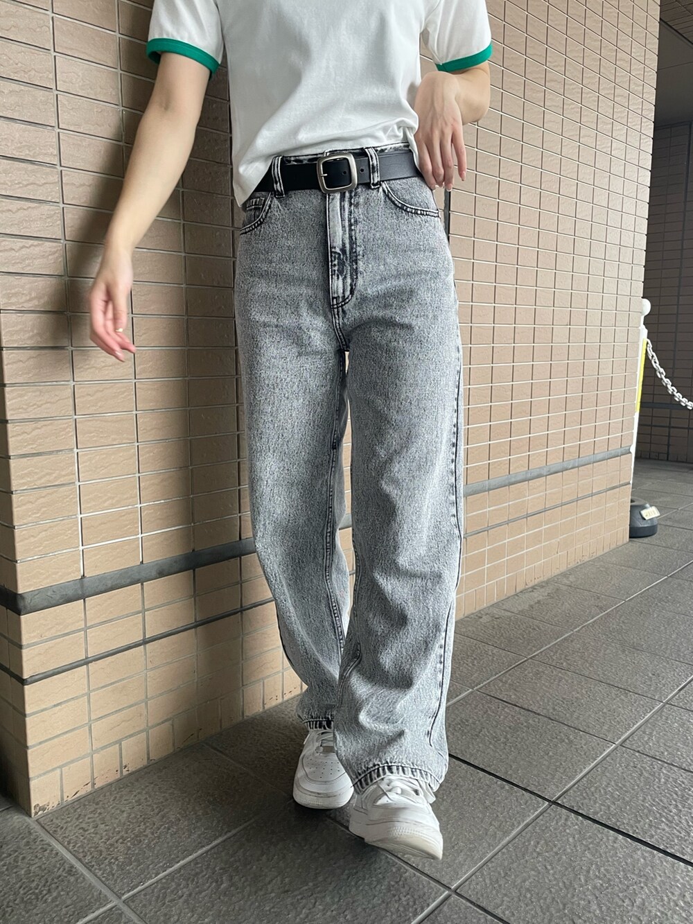 ホワイト系のTシャツ/カットソー、グレー系のデニムパンツを着用したレディースの春コーディネートの8枚目の写真