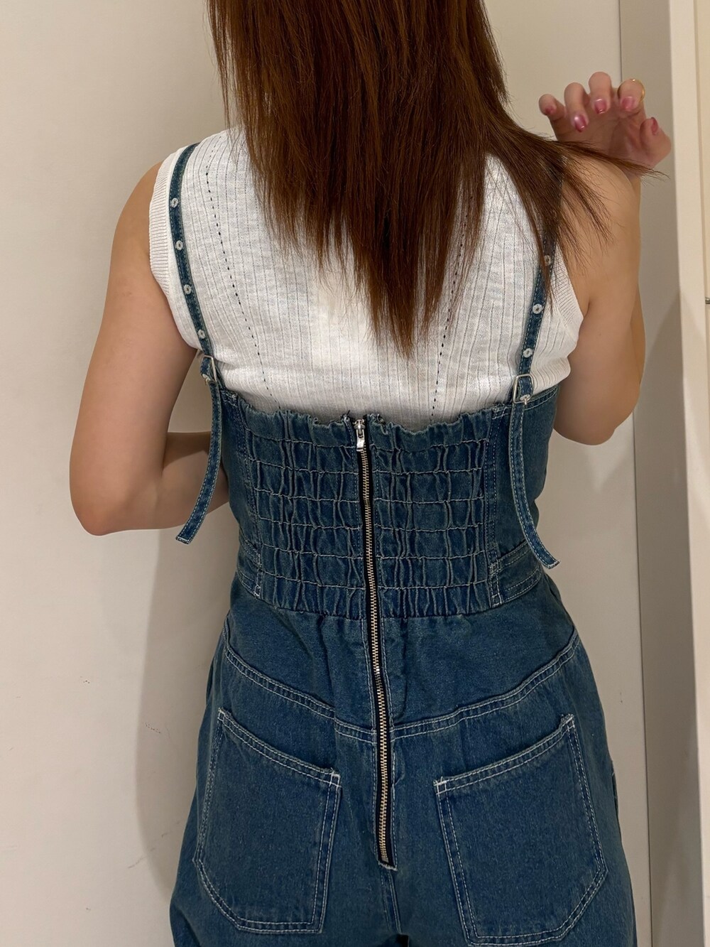 ブラック系のサンダル、ブルー系のつなぎ/オールインワン、ホワイト系のタンクトップを着用したレディースの春コーディネートの7枚目の写真