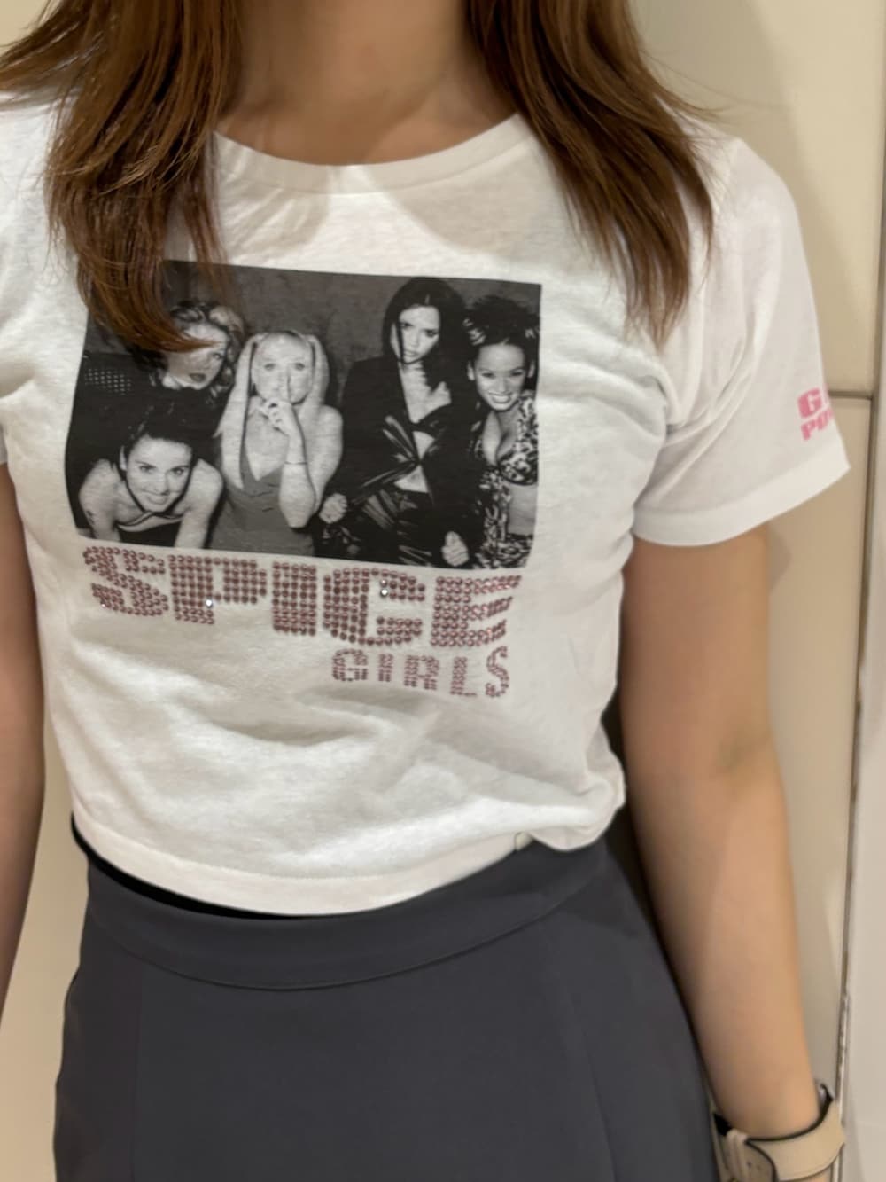 ホワイト系のTシャツ/カットソー、グレー系のスカートを着用したレディースの春コーディネートの7枚目の写真