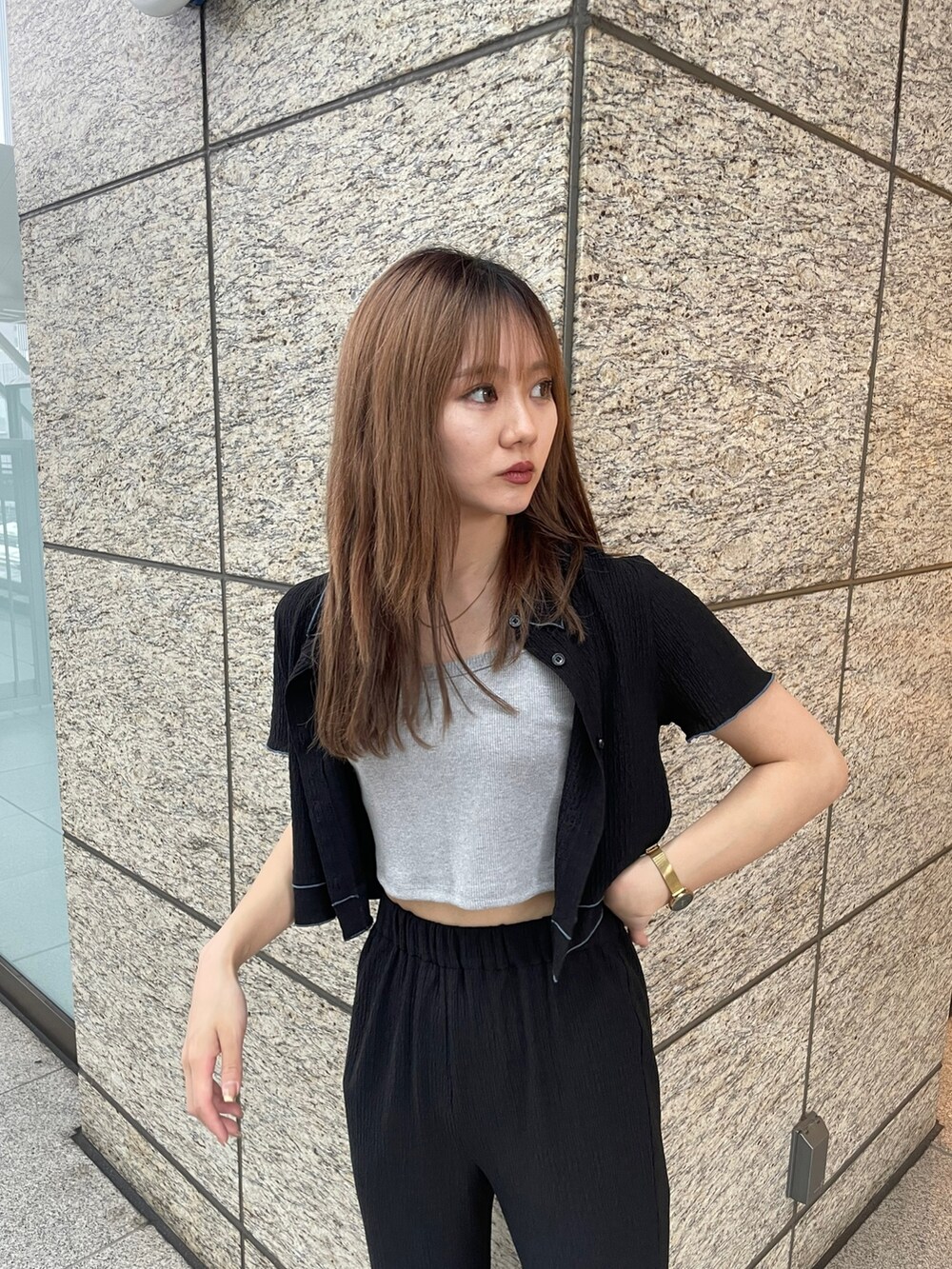 ブラック系のシャツ/ブラウス、ブラック系のその他パンツ、その他のサンダルを着用したレディースの春コーディネートの5枚目の写真