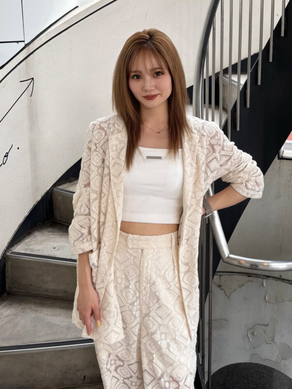 ホワイト系のキャミソール、ホワイト系のテーラードジャケット、ホワイト系のその他パンツを着用したレディースの春コーディネートの3枚目の写真