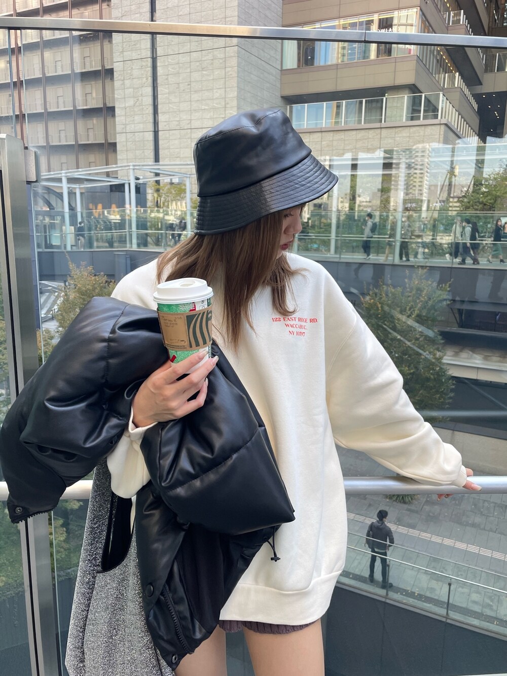 ホワイト系のスウェット、ブラック系のブーツ、ブラック系のハットを着用したレディースの秋コーディネートの4枚目の写真