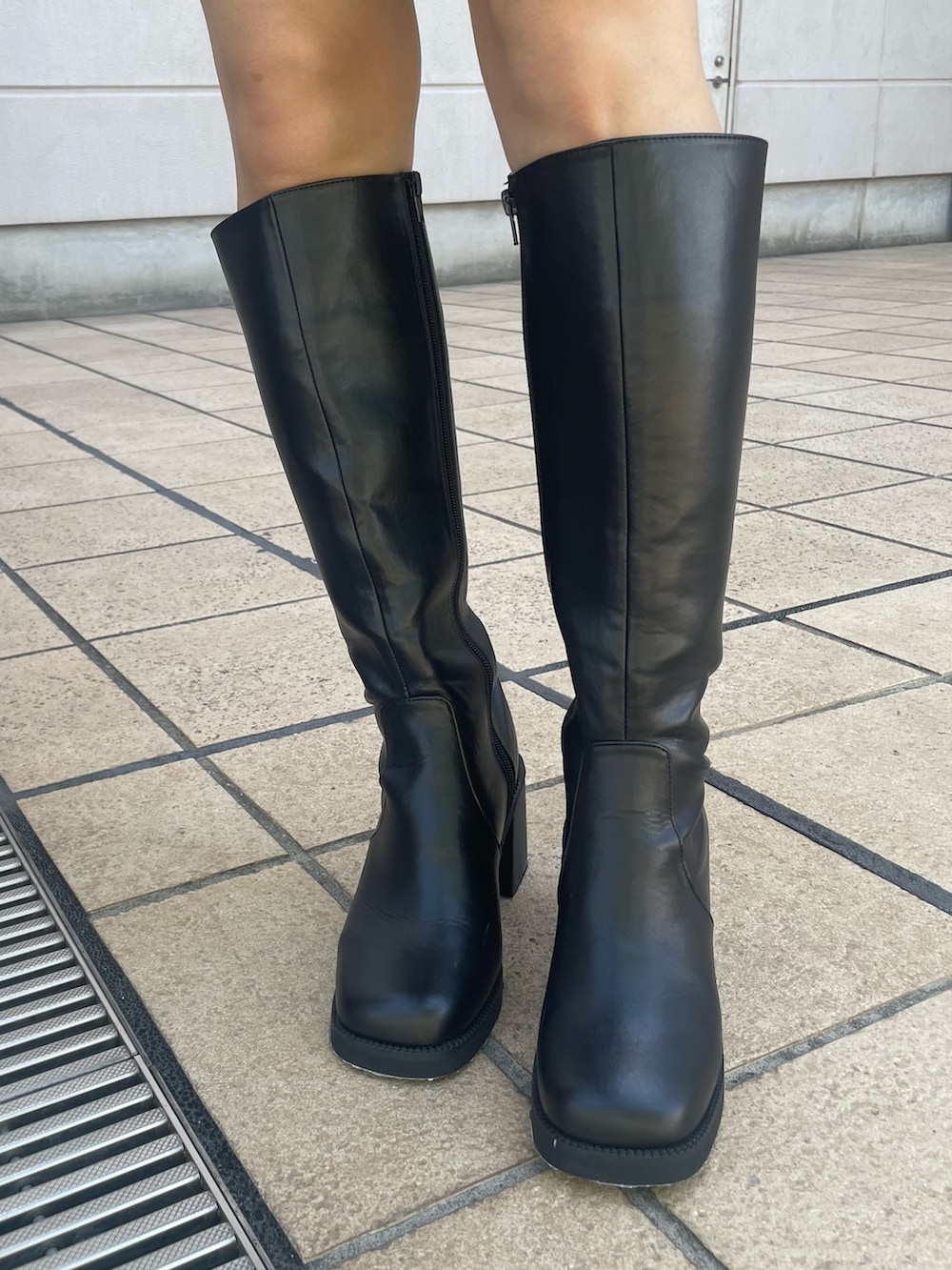 ブラック系のニット/セーター、ブラック系のその他パンツ、ブラウン系のワンピースを着用したレディースの秋コーディネートの7枚目の写真