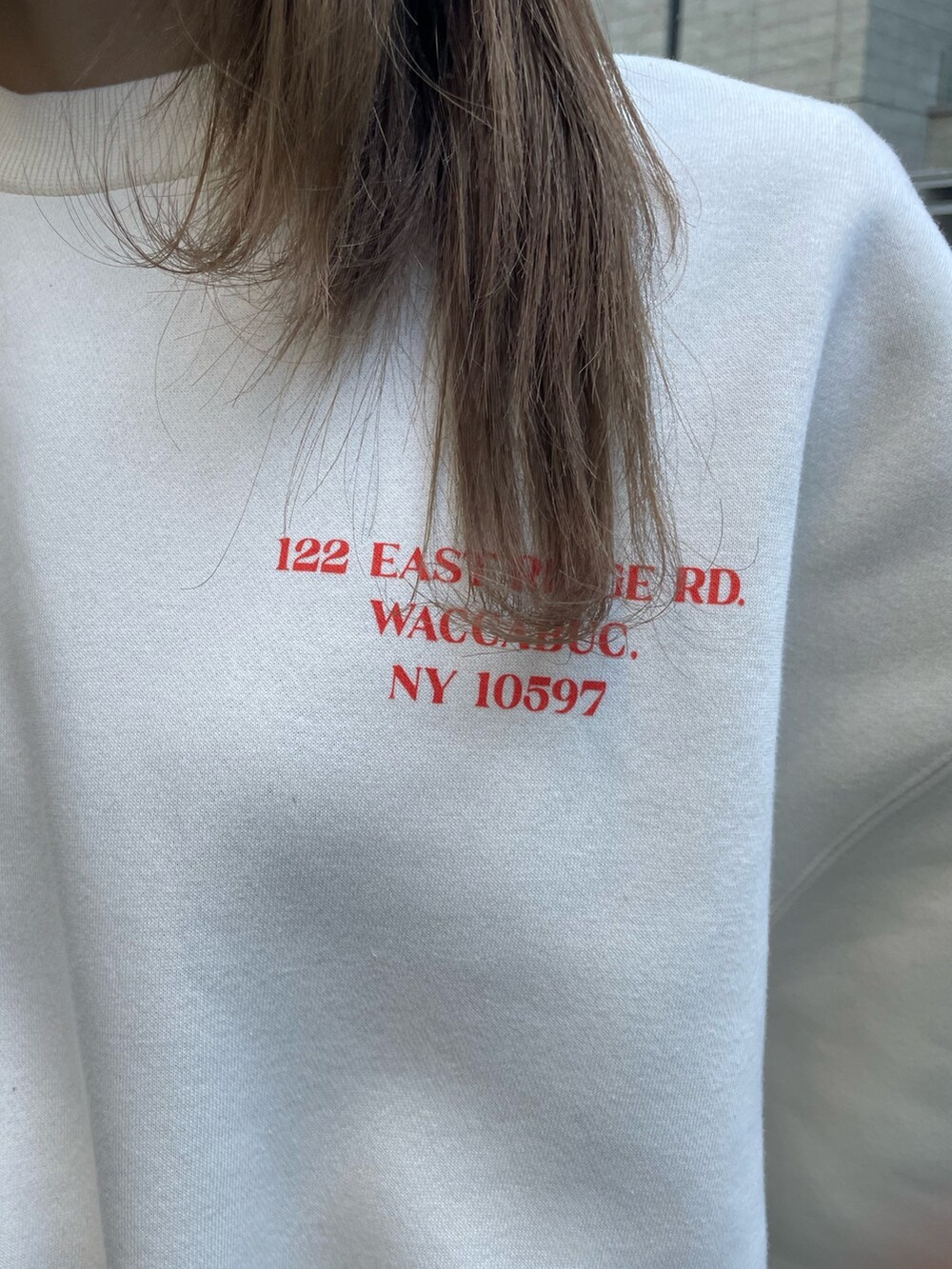 ホワイト系のスウェット、ブラック系のブーツ、ブラック系のハットを着用したレディースの秋コーディネートの6枚目の写真