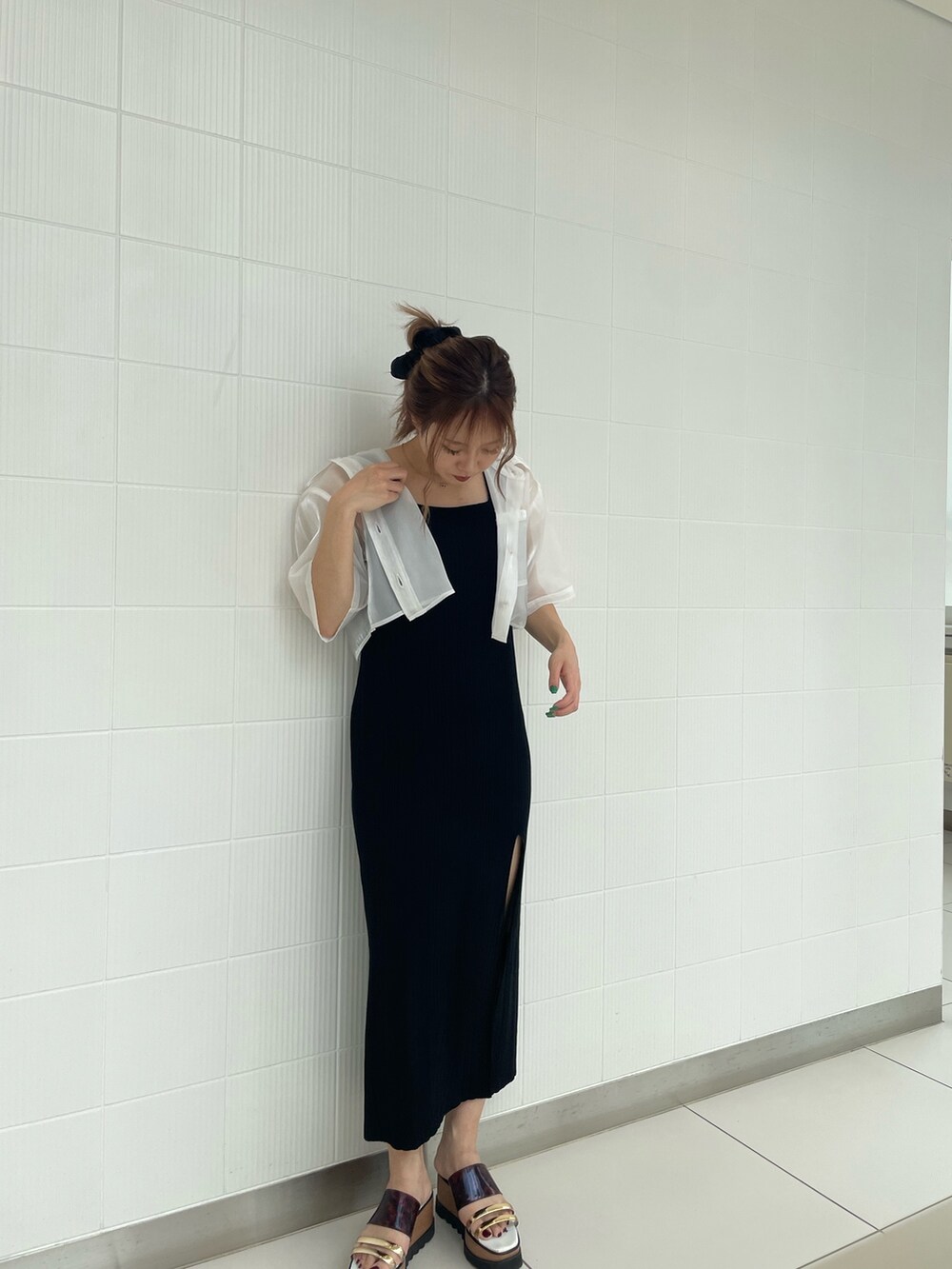 ホワイト系のシャツ/ブラウス、ブラック系のワンピース、その他のサンダルを着用したレディースの春コーディネートの3枚目の写真