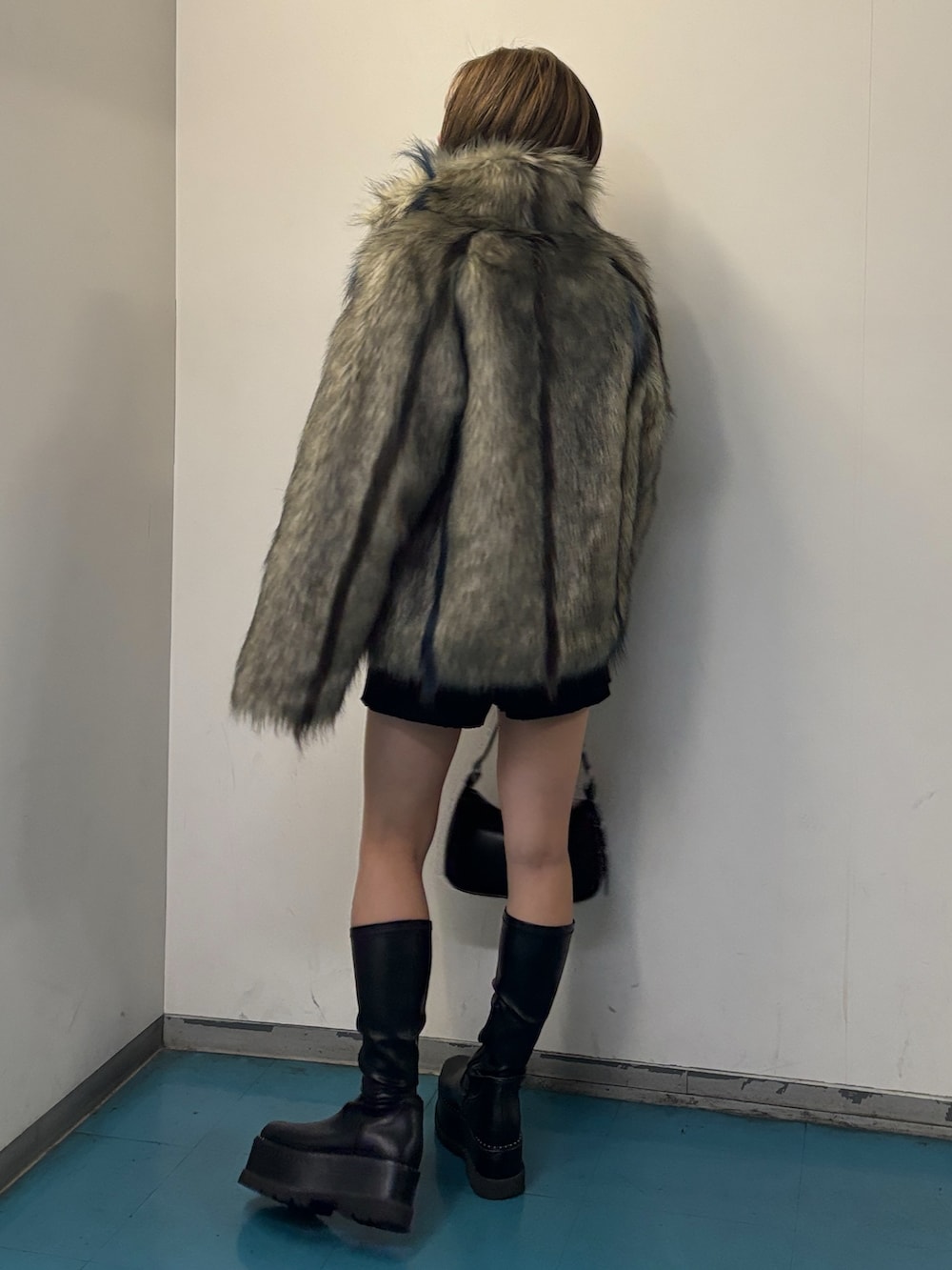 ブラック系のハンドバッグ、グレー系のその他アウター、ブラック系のその他パンツを着用したレディースの秋コーディネートの3枚目の写真