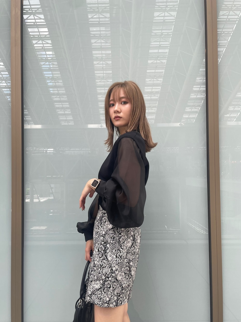 ブラック系のニット/セーター、ブラック系のブーツ、ブラック系のスカートを着用したレディースの夏コーディネートの6枚目の写真