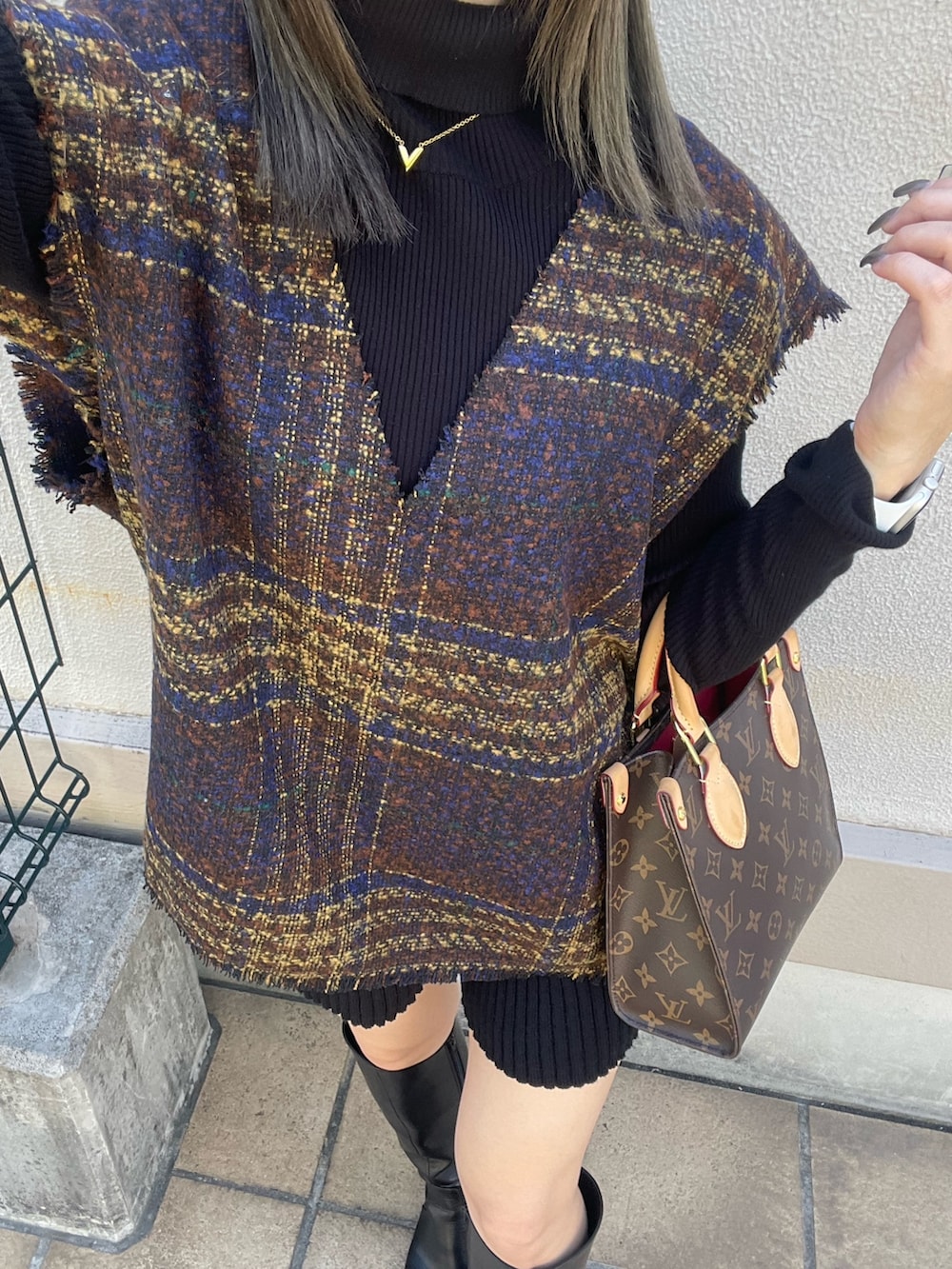 ブラック系のニット/セーター、ブラック系のその他パンツ、ブラウン系のワンピースを着用したレディースの秋コーディネートの6枚目の写真