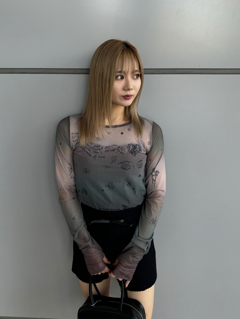 ブラック系のその他パンツ、ブラック系のTシャツ/カットソーを着用したレディースの夏コーディネートの7枚目の写真