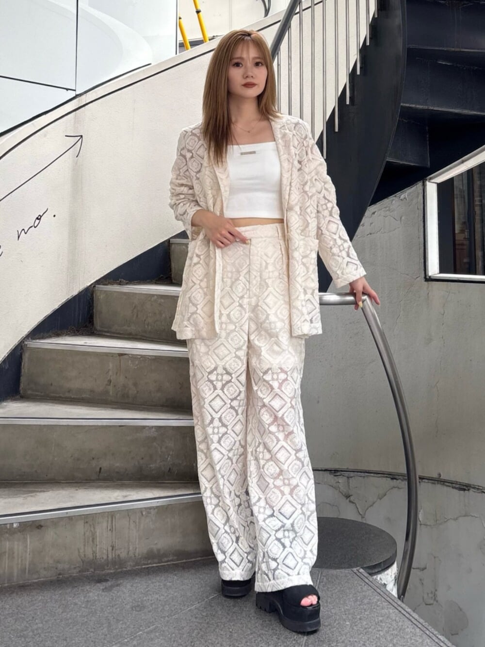 ホワイト系のキャミソール、ホワイト系のテーラードジャケット、ホワイト系のその他パンツを着用したレディースの春コーディネートの2枚目の写真