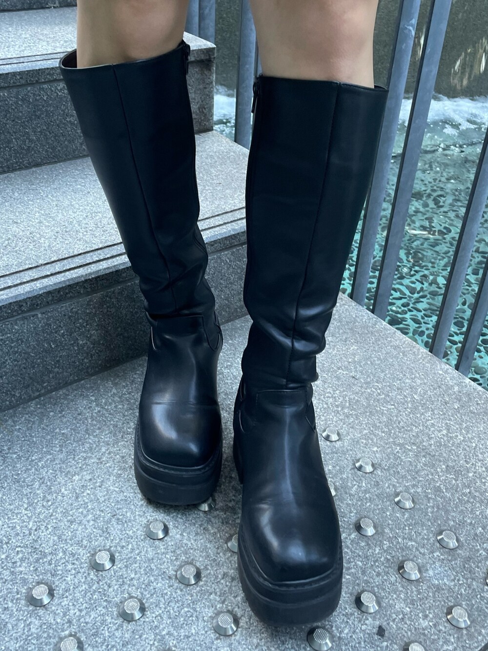 ブラウン系のニット/セーター、ブラック系のスカート、その他のハンドバッグを着用したレディースの秋コーディネートの10枚目の写真