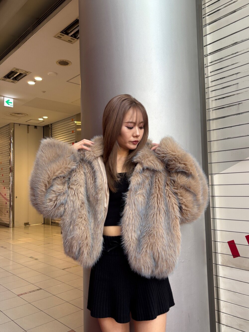 ブラック系のその他パンツ、ブラウン系のブルゾン、ブラック系のブーツを着用したレディースの秋コーディネートの6枚目の写真