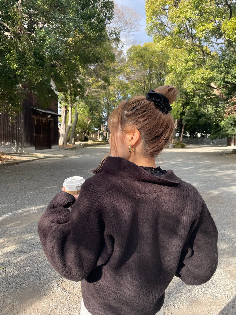 ブラック系のニット/セーターを着用したレディースの冬コーディネートの3枚目の写真