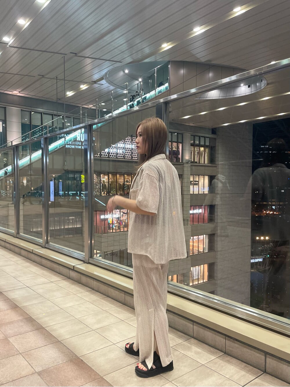 ベージュ系のタンクトップ、ホワイト系のスウェットパンツ、ホワイト系のシャツ/ブラウスを着用したレディースの春コーディネートの6枚目の写真