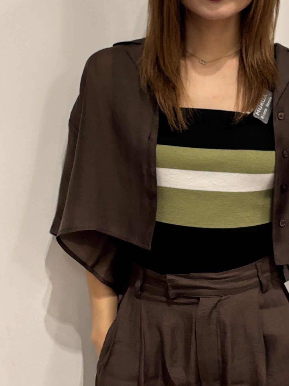 ブラウン系のその他パンツ、ブラック系のサンダル、ブラウン系のシャツ/ブラウスを着用したレディースの夏コーディネートの7枚目の写真