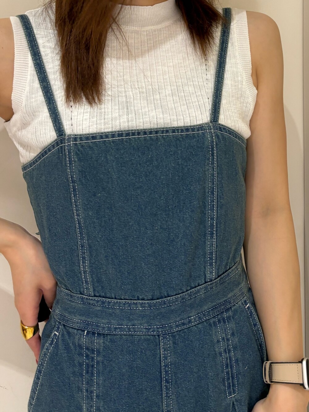 ブラック系のサンダル、ブルー系のつなぎ/オールインワン、ホワイト系のタンクトップを着用したレディースの春コーディネートの8枚目の写真