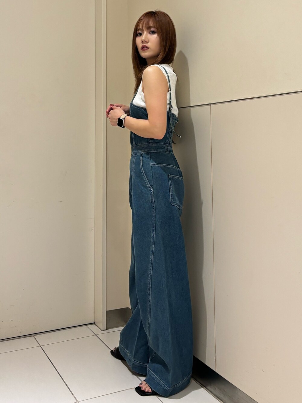 ブラック系のサンダル、ブルー系のつなぎ/オールインワン、ホワイト系のタンクトップを着用したレディースの春コーディネートの2枚目の写真