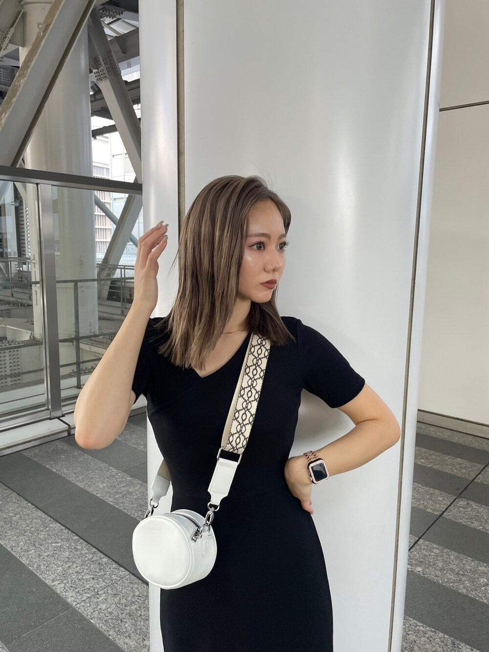 ブラック系のワンピース、ブラック系のサンダル、ホワイト系のショルダーバッグを着用したレディースの夏コーディネートの5枚目の写真