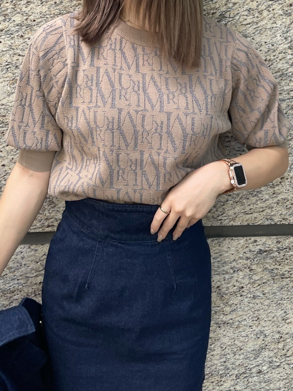 ベージュ系のニット/セーター、ブルー系のスカート、ブラック系のブーツを着用したレディースの夏コーディネートの7枚目の写真