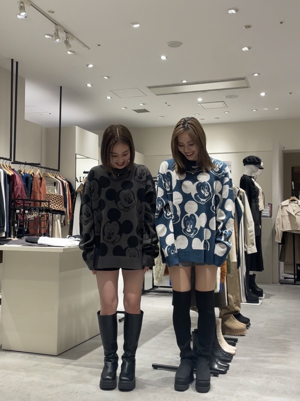 ブルー系のニット/セーター、ブラック系のブーツを着用したレディースの秋コーディネートの2枚目の写真