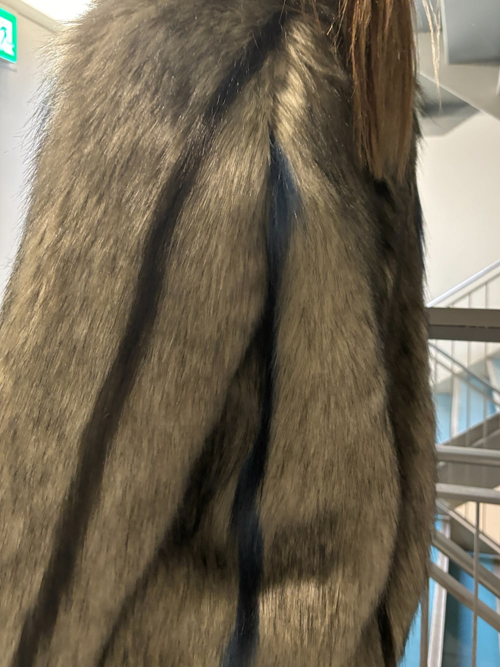 ブラック系のハンドバッグ、グレー系のその他アウター、ブラック系のその他パンツを着用したレディースの秋コーディネートの8枚目の写真