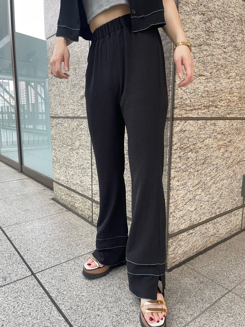 ブラック系のシャツ/ブラウス、ブラック系のその他パンツ、その他のサンダルを着用したレディースの春コーディネートの8枚目の写真