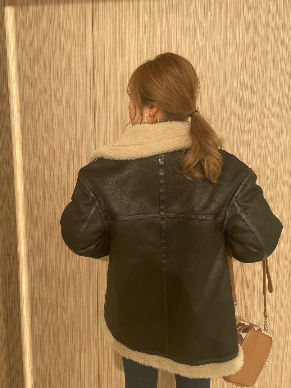 その他のハンドバッグ、ブラック系のブルゾン、ブラック系のブーツを着用したレディースの冬コーディネートの4枚目の写真