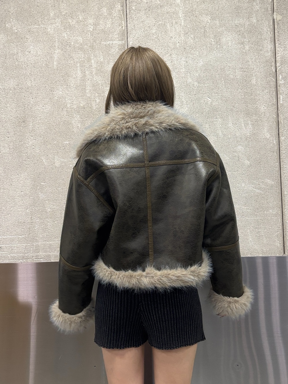 ブラック系のブーツ、ブラック系のその他パンツ、グリーン系のムートンコートを着用したレディースの秋コーディネートの8枚目の写真