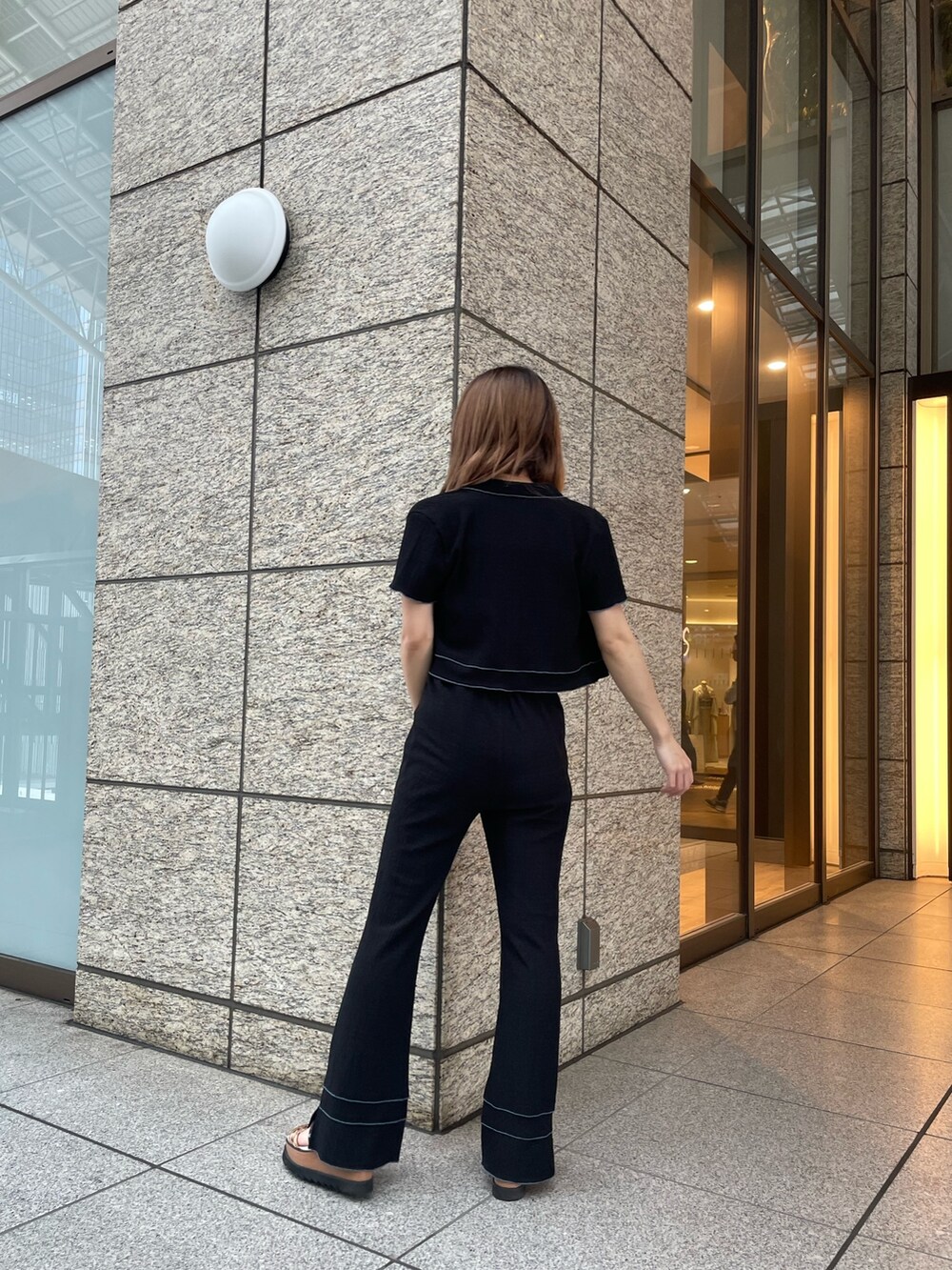 ブラック系のシャツ/ブラウス、ブラック系のその他パンツ、その他のサンダルを着用したレディースの春コーディネートの4枚目の写真