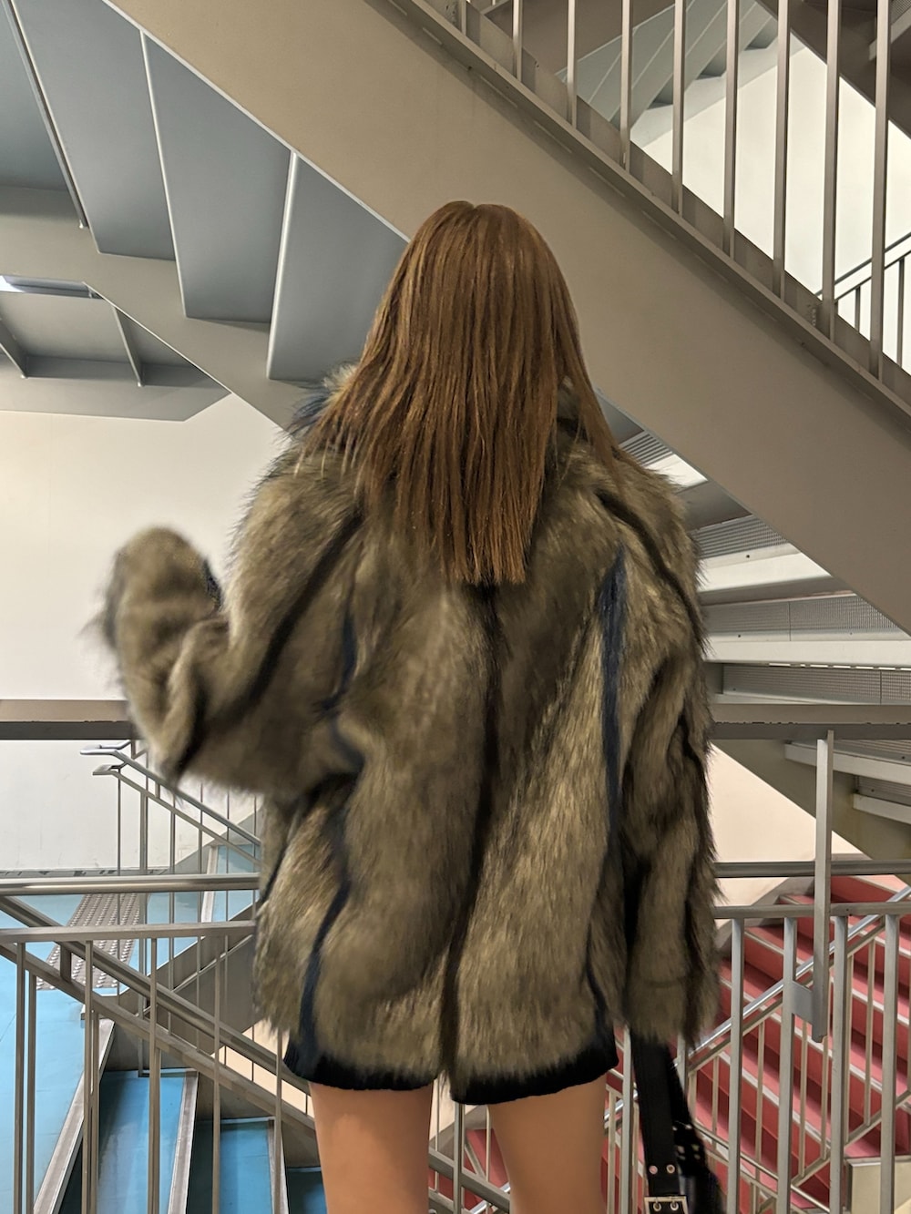 ブラック系のハンドバッグ、グレー系のその他アウター、ブラック系のその他パンツを着用したレディースの秋コーディネートの7枚目の写真