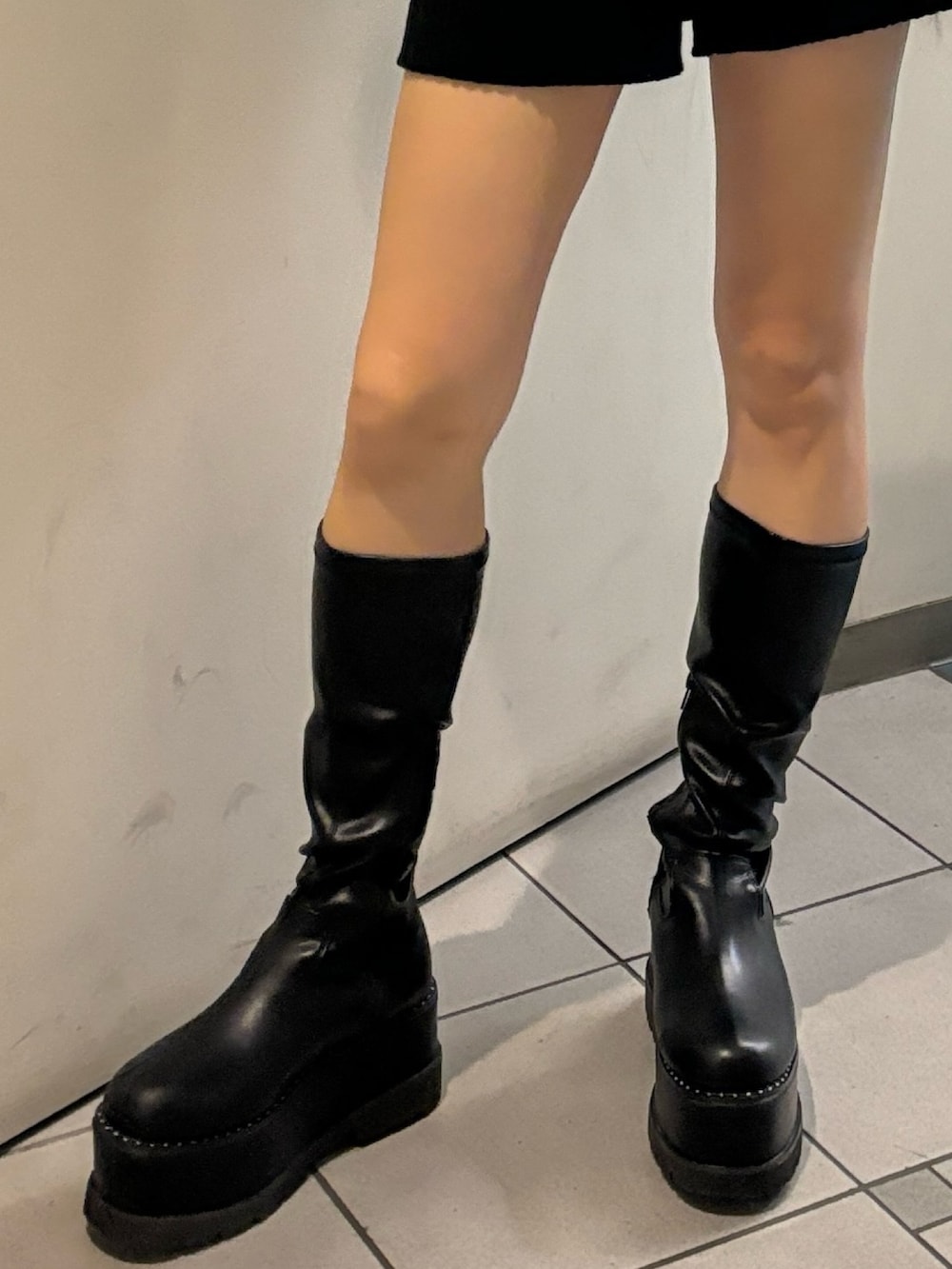 ブラック系のハンドバッグ、グレー系のその他アウター、ブラック系のその他パンツを着用したレディースの秋コーディネートの9枚目の写真