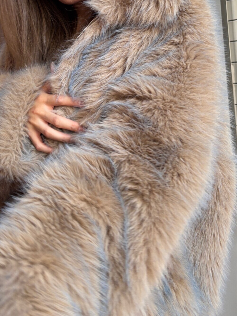 ブラック系のその他パンツ、ブラウン系のブルゾン、ブラック系のブーツを着用したレディースの秋コーディネートの8枚目の写真