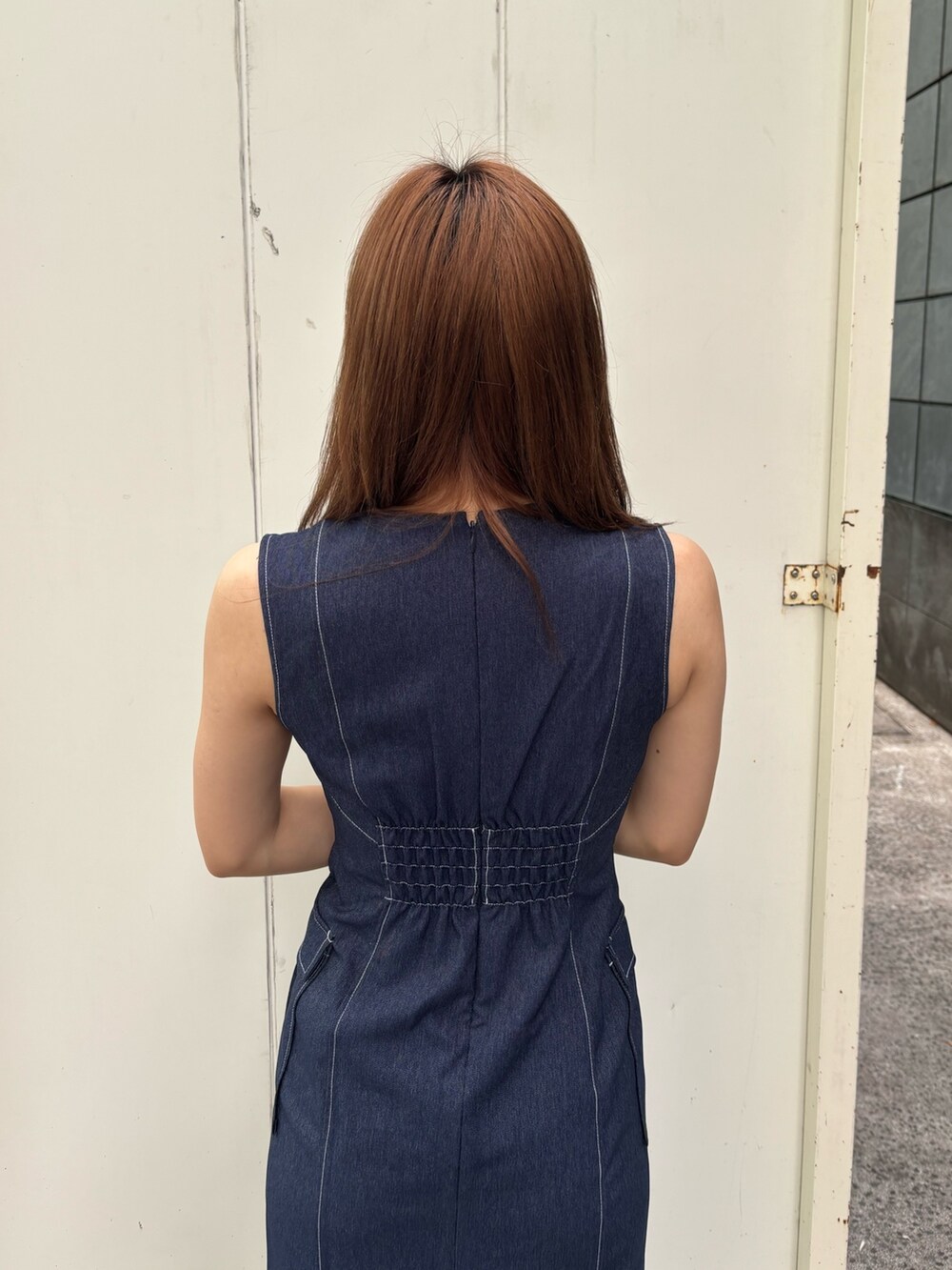 ブルー系のワンピース、ブラック系のブーツを着用したレディースの春コーディネートの7枚目の写真