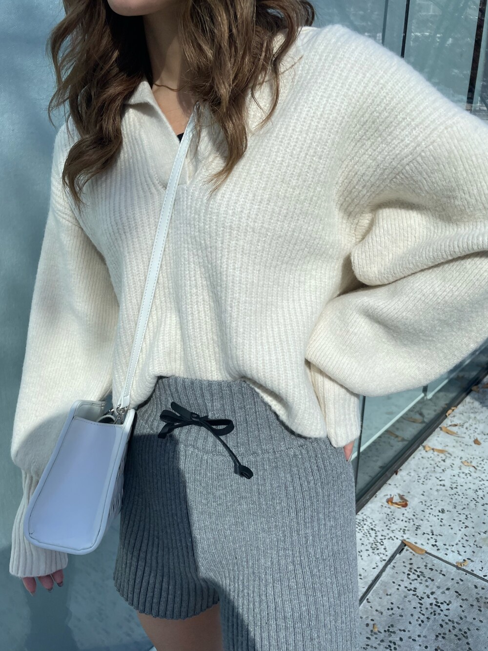 ホワイト系のニット/セーター、グレー系のスウェットパンツ、ブラック系のブーツを着用したレディースの秋コーディネートの6枚目の写真