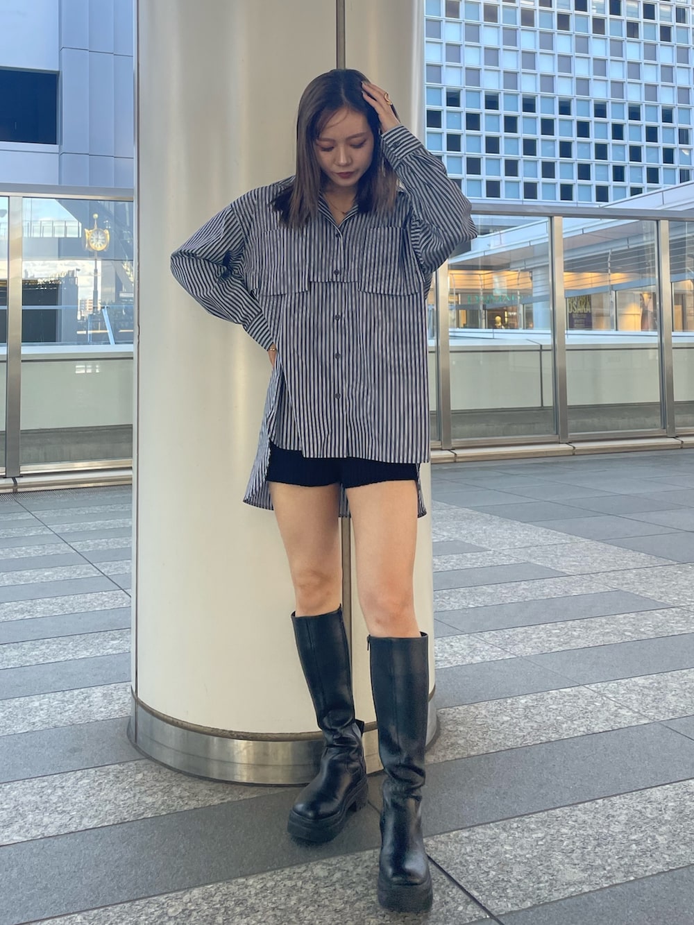 その他のシャツ/ブラウス、ブラック系のその他パンツ、ブラック系のブーツを着用したレディースの秋コーディネートの2枚目の写真