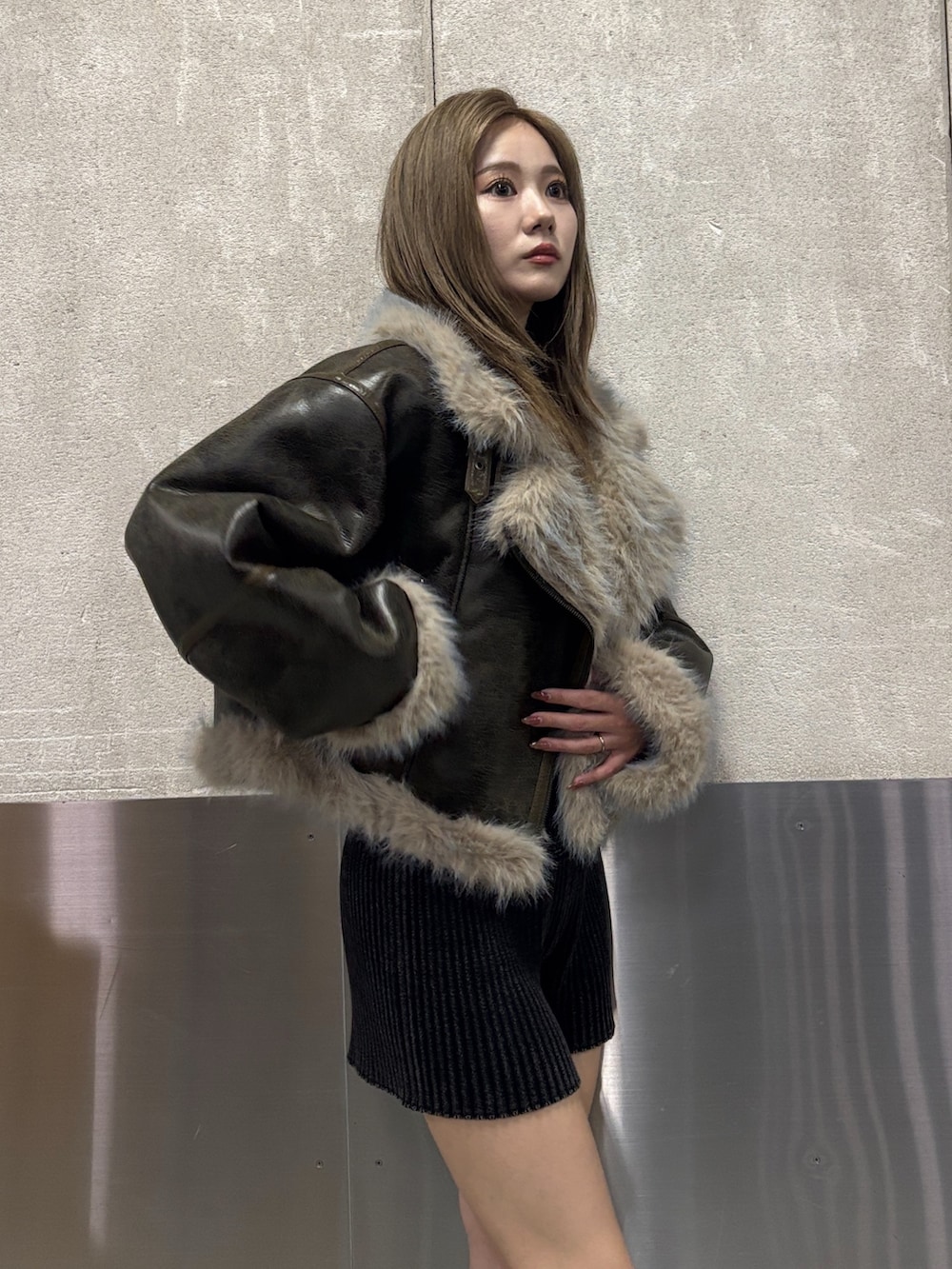 ブラック系のブーツ、ブラック系のその他パンツ、グリーン系のムートンコートを着用したレディースの秋コーディネートの5枚目の写真