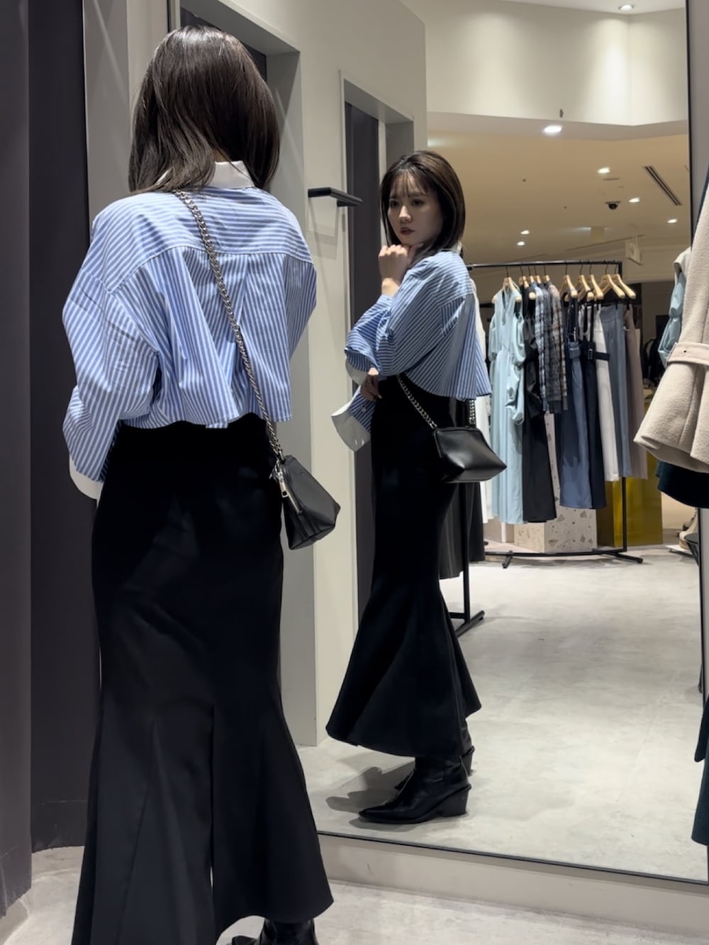 その他のシャツ/ブラウス、ブラック系のスカート、ブラック系のハンドバッグを着用したレディースの冬コーディネートの2枚目の写真