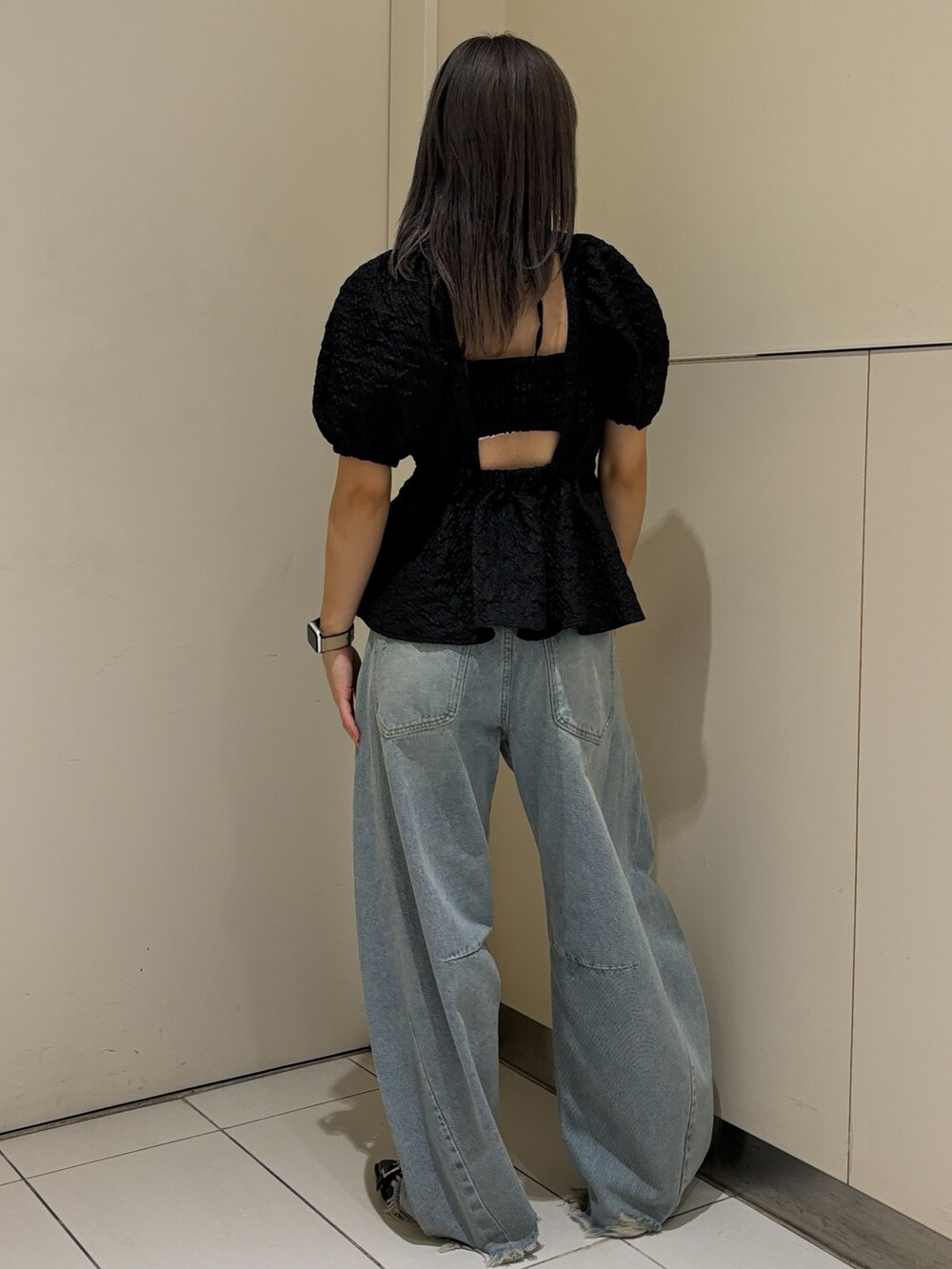 ブラック系のパンプス、ブルー系のデニムパンツ、ブラック系のシャツ/ブラウスを着用したレディースの夏コーディネートの2枚目の写真