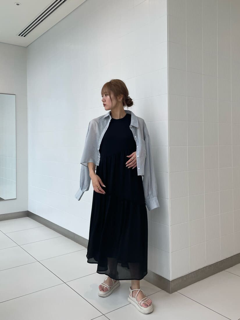 ブラック系のワンピースを着用したレディースの夏コーディネートの8枚目の写真