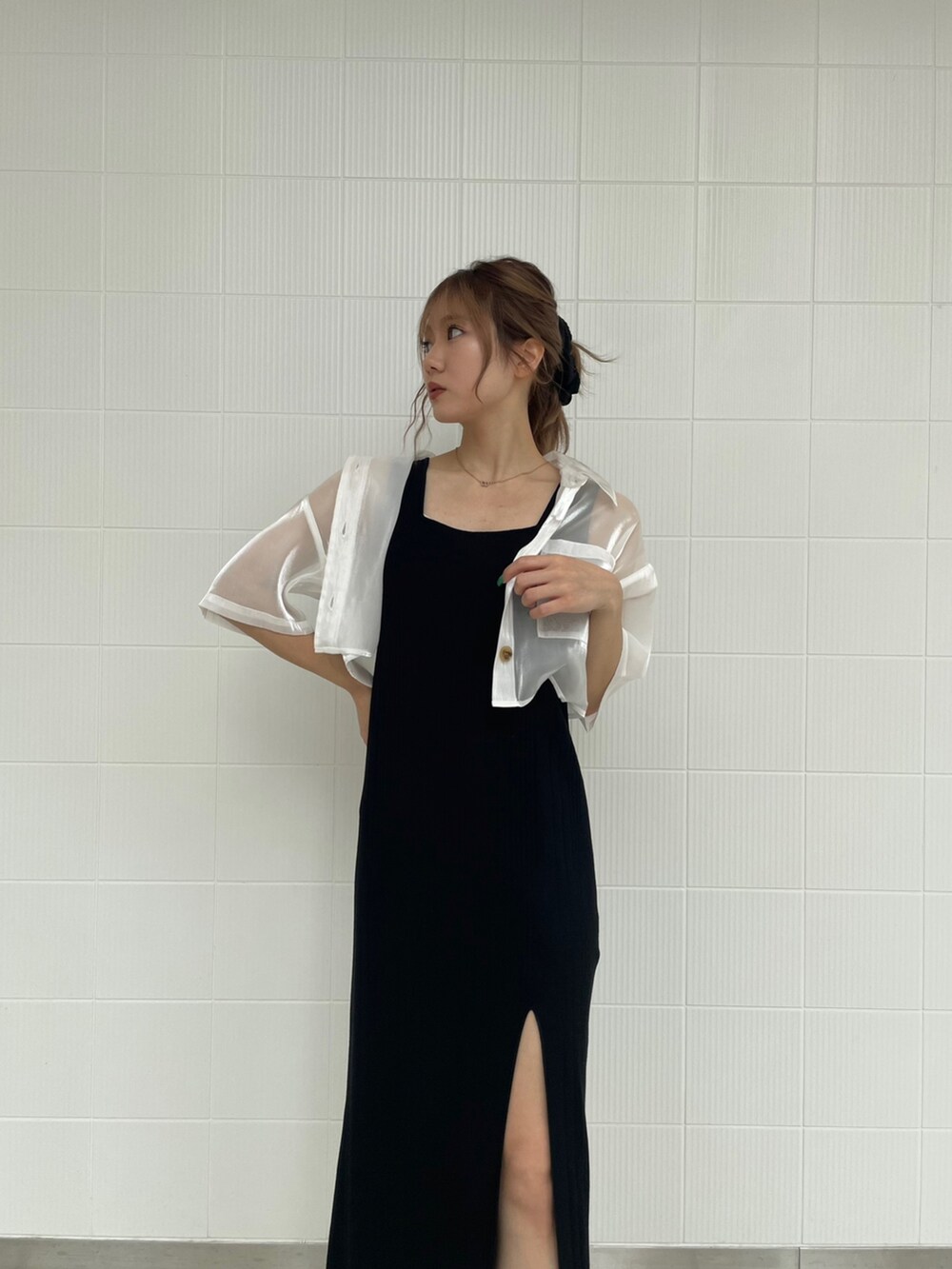 ホワイト系のシャツ/ブラウス、ブラック系のワンピース、その他のサンダルを着用したレディースの春コーディネートの5枚目の写真