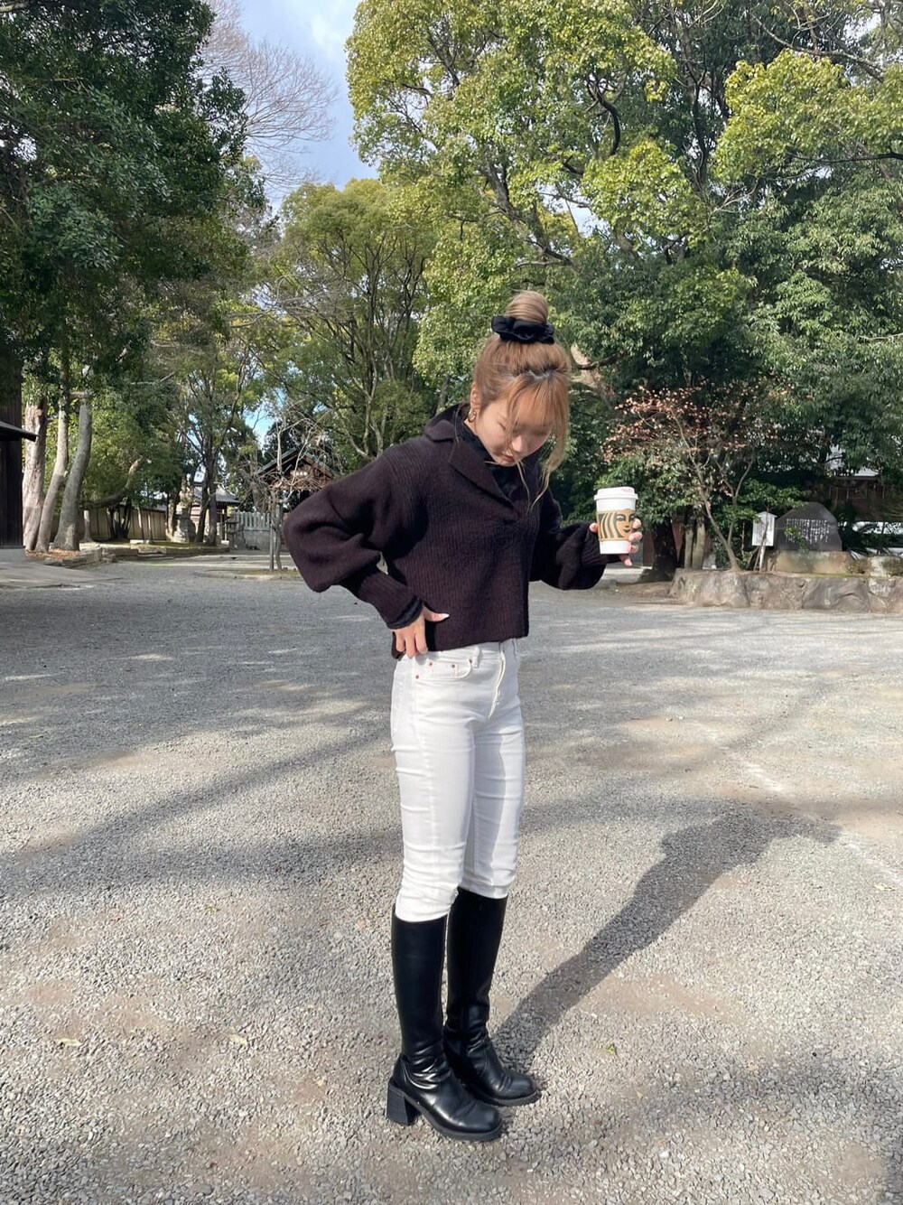 ブラック系のニット/セーターを着用したレディースの冬コーディネートの2枚目の写真