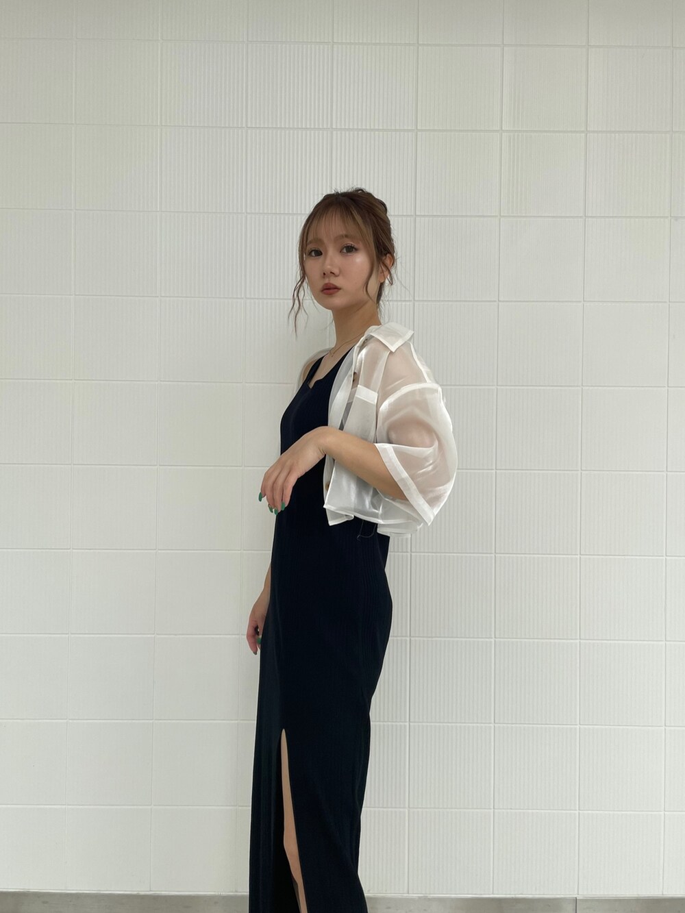 ホワイト系のシャツ/ブラウス、ブラック系のワンピース、その他のサンダルを着用したレディースの春コーディネートの6枚目の写真