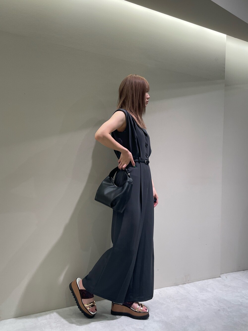 グレー系のつなぎ/オールインワン、その他のサンダル、ブラック系のハンドバッグを着用したレディースの夏コーディネートの4枚目の写真