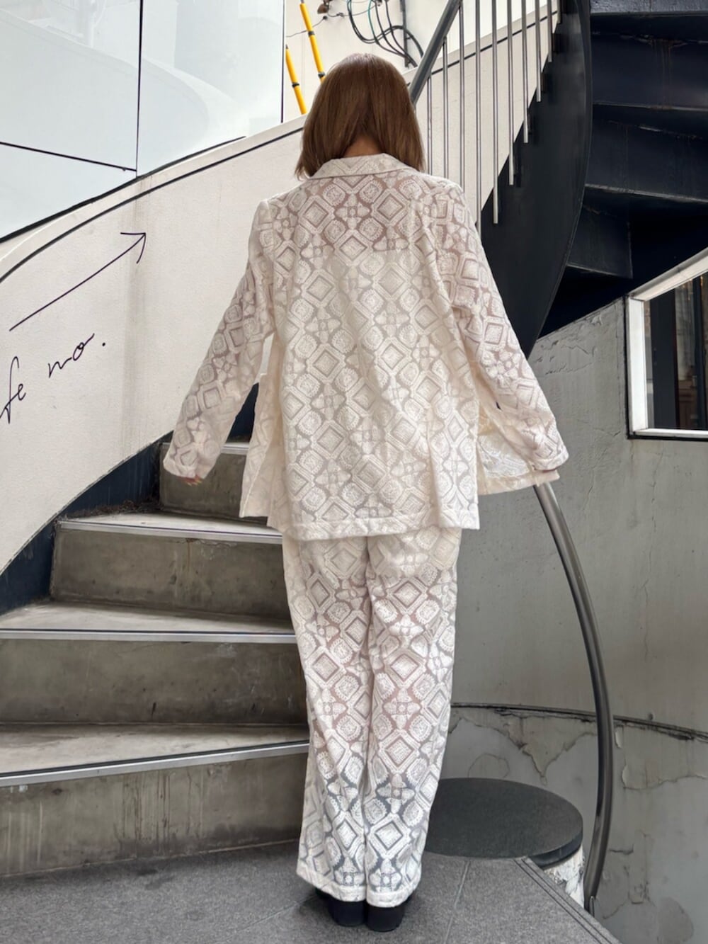 ホワイト系のキャミソール、ホワイト系のテーラードジャケット、ホワイト系のその他パンツを着用したレディースの春コーディネートの6枚目の写真