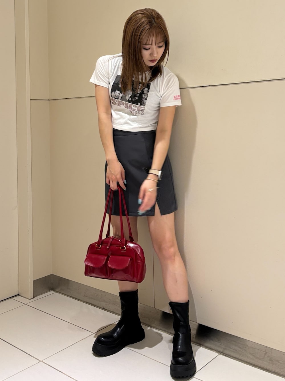 ホワイト系のTシャツ/カットソー、グレー系のスカートを着用したレディースの春コーディネートの5枚目の写真